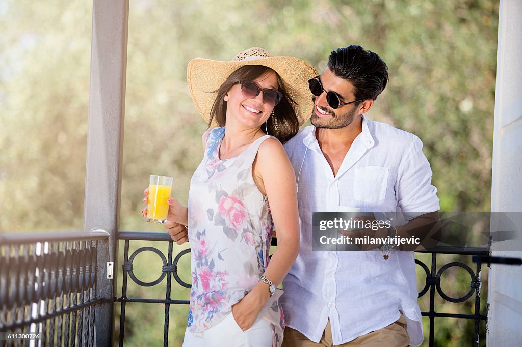 Glückliches junges Paar lächelnd auf der Terrasse