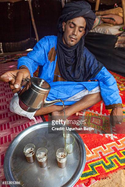 té de menta de marruecos - beduino fotografías e imágenes de stock