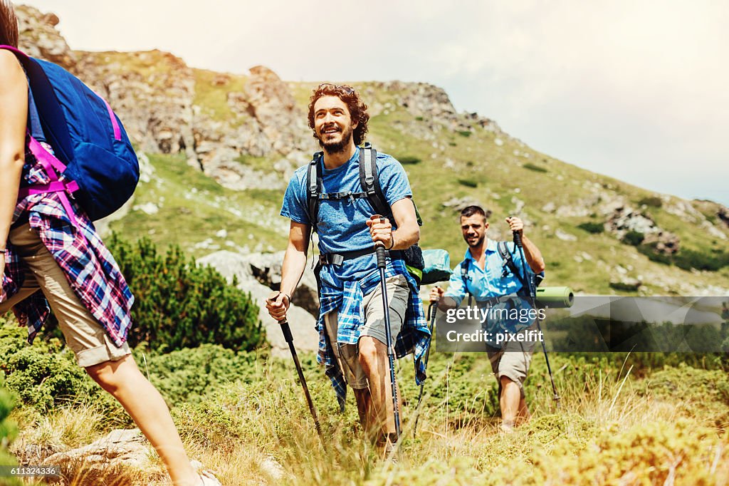 Backpacker auf einem Fußweg im Berg