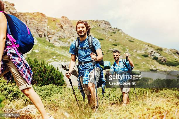 backpacker auf einem fußweg im berg - mobility walker stock-fotos und bilder