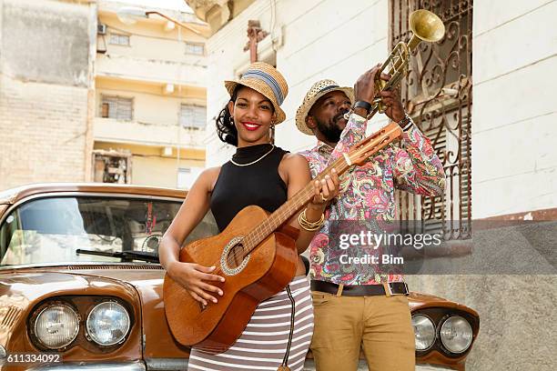 músicos cubanos al aire libre, la habana, cuba - música latinoamericana fotografías e imágenes de stock