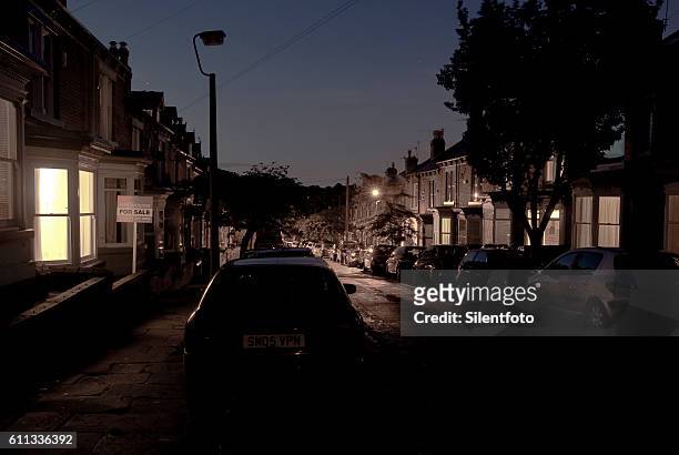 a road of terraced houses in north of england - silentfoto sheffield stock pictures, royalty-free photos & images