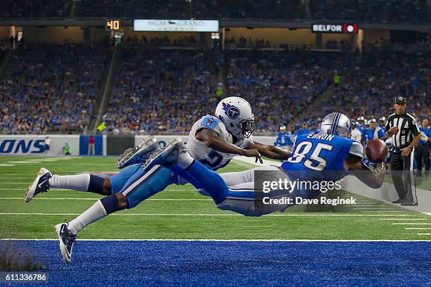 Eric Ebron of the Detroit Lions attempts a diving catch in front of Da'Norris Searcy of the Tennessee Titans during an NFL game at Ford Field on...