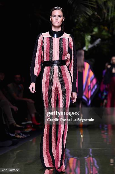 Vanessa Moody walks the runway during the Balmain show as part of the Paris Fashion Week Womenswear Spring/Summer 2017 on September 29, 2016 in...