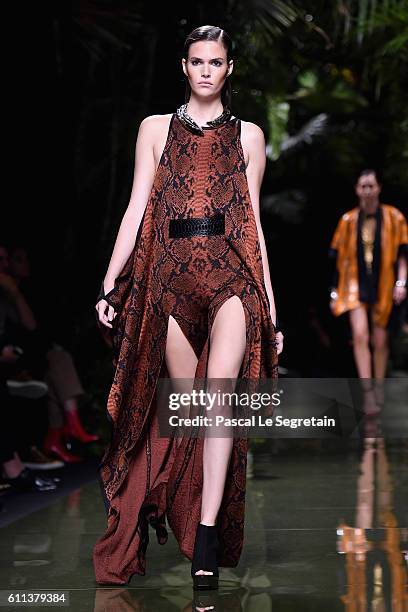 Vanessa Moody walks the runway during the Balmain show as part of the Paris Fashion Week Womenswear Spring/Summer 2017 on September 29, 2016 in...