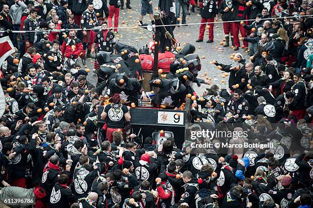 historical carnival of ivrea, torino province, piedmont, italy - ivrea stock pictures, royalty-free photos & images