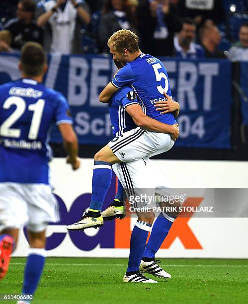 Schalke's defender Benedikt Hoewedes and his teammates celebrate during the UEFA Europa League first-leg football match between Schalke 04 and FC...