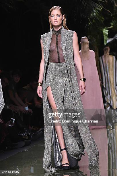 Doutzen Kroes walks the runway during the Balmain show as part of the Paris Fashion Week Womenswear Spring/Summer 2017 on September 29, 2016 in...