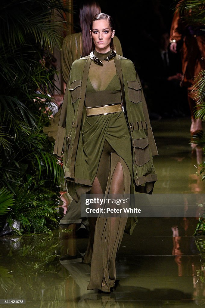 Balmain : Runway - Paris Fashion Week Womenswear Spring/Summer 2017
