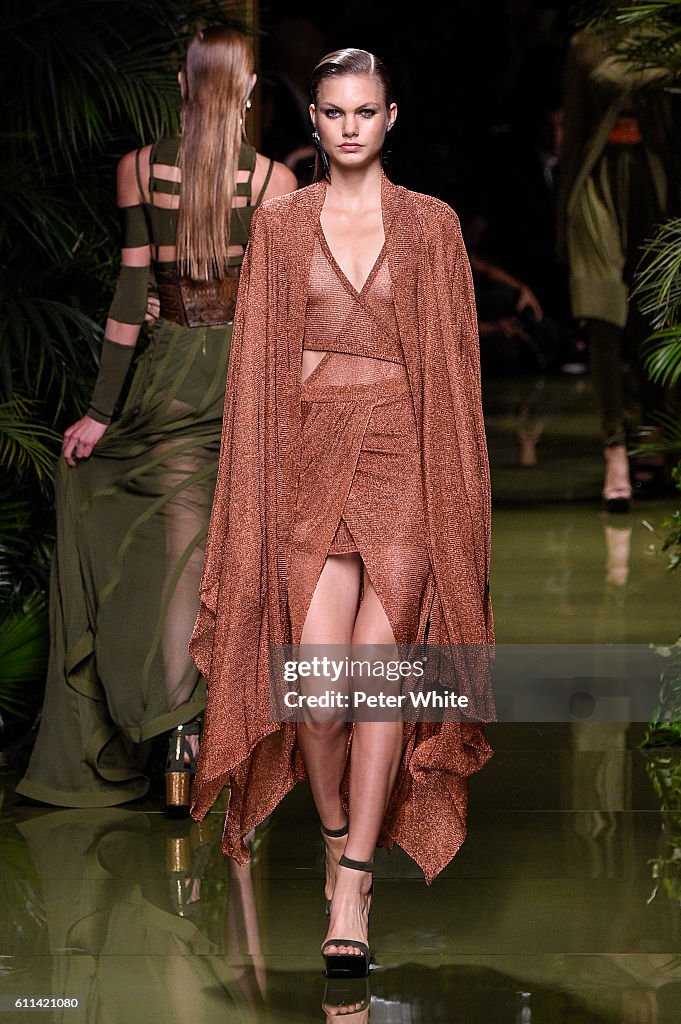 Balmain : Runway - Paris Fashion Week Womenswear Spring/Summer 2017