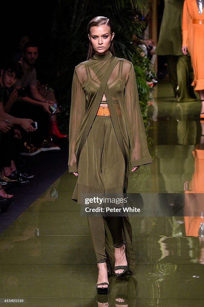 Balmain : Runway - Paris Fashion Week Womenswear Spring/Summer 2017