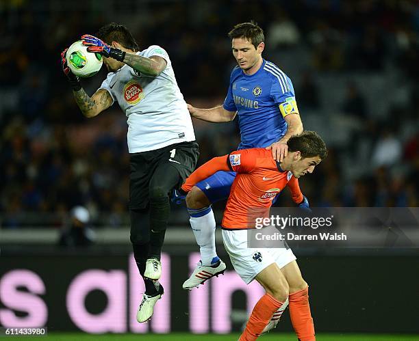 Chelsea's Frank Lampard and Monterrey goalkeeper Jonathan Orozco battle for the ball in the air