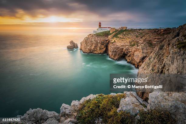 cabo de sao vicente (cape st. vincent) , sagres, algarve, portugal. - cliff shore stock-fotos und bilder