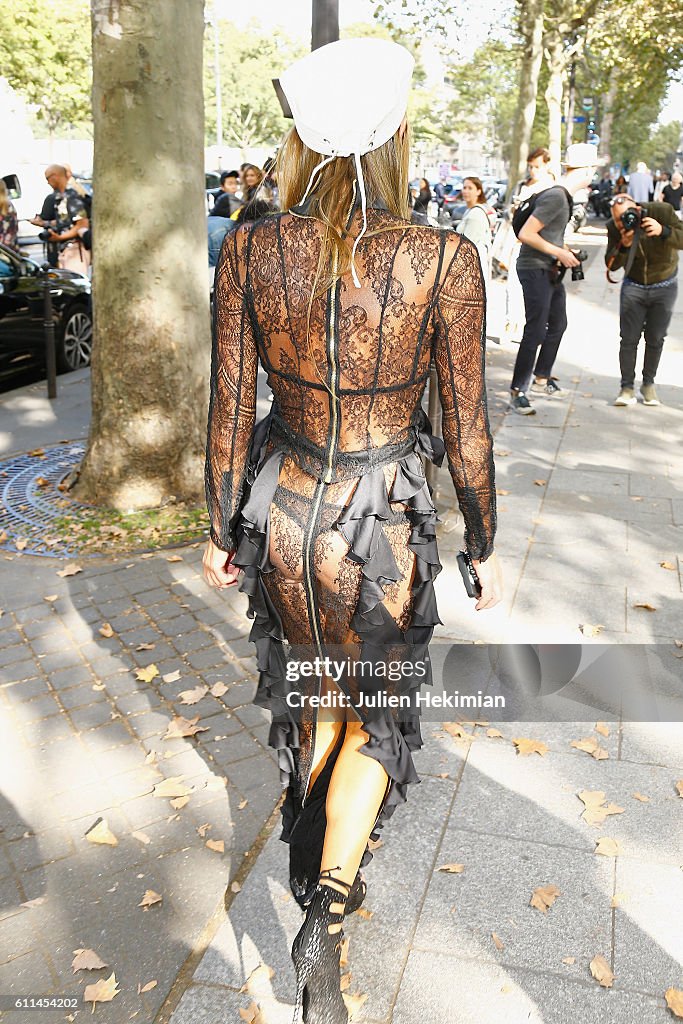 Balmain : Outside Arrivals - Paris Fashion Week Womenswear Spring/Summer 2017