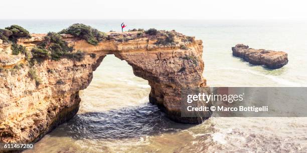 praia de albandeira, lagoa, algarve, portugal. - leg up stock pictures, royalty-free photos & images