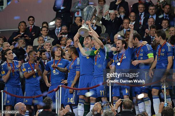 Chelsea's Gary Cahill celebrates with team-mates as he lifts the UEFA Europa League trophy