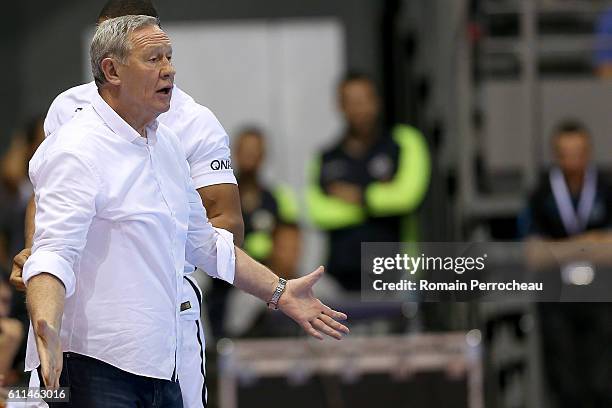 Paris Saint Germain's head coach Zvonimir Serdarusic gestures during the Lidl Star Ligue match between Toulouse and Paris Saint Germain at palais des...