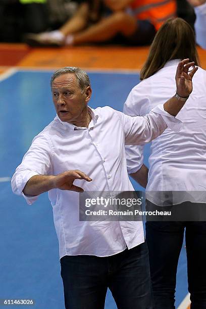 Paris Saint Germain's head coach Zvonimir Serdarusic gestures during the Lidl Star Ligue match between Toulouse and Paris Saint Germain at palais des...