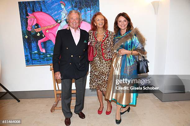 Toni Meggle and his wife Marina Meggle and Uschi Daemmrich von Luttitz during the 'Bergonzoli in Bavaria' exhibition opening at Bayerisches...