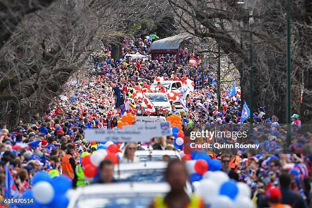 Fans cheer as the parade heads through Yarra Park during the 2016 AFL Grand Final Parade on September 30, 2016 in Melbourne, Australia.