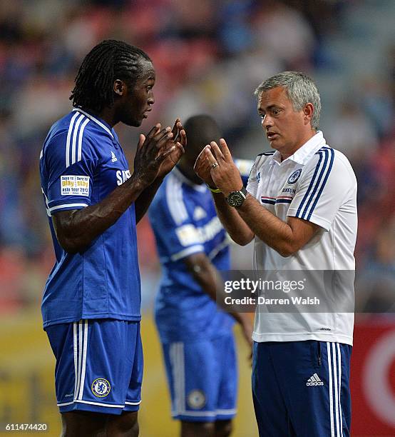 Chelsea manager Jose Mourinho chats with Romelu Lukaku on the touchline