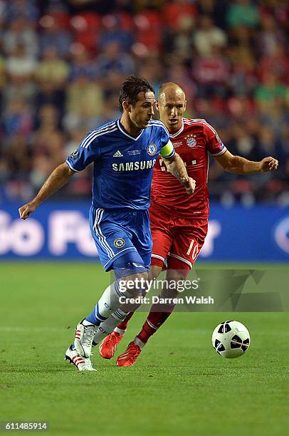 Chelsea's Frank Lampard and Bayern Munich's Arjen Robben battle for the ball