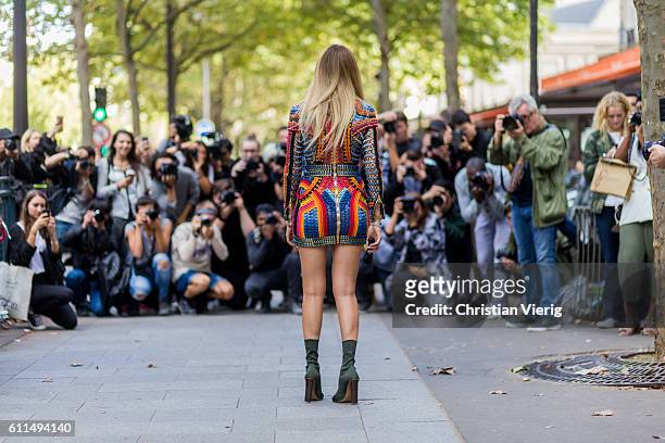 Chiara Ferragni posing in front of street style photographers wearing a Balmain dress and shoes outside Balmain on September 29, 2016 in Paris,...