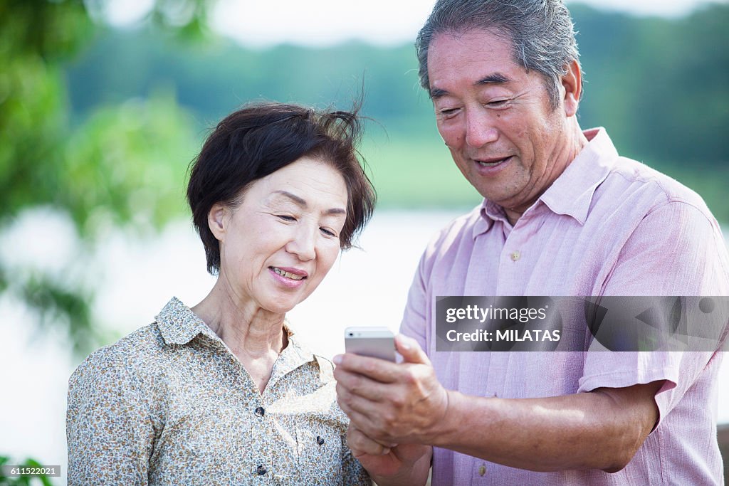 Japanese old man to operate the smartphone