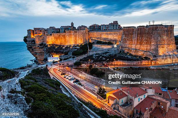 la citadelle de bonifacio à l'heure bleue, corse, france - corsica-bonifacio foto e immagini stock