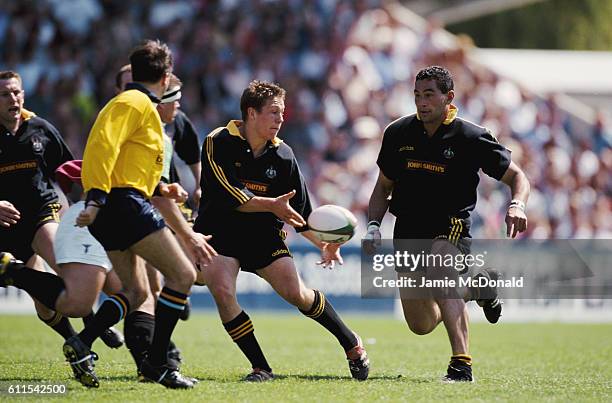 Falcons fly half Jonny Wilkinson off loads to forward Pat Lam during a Allied Dunbar Premiership match between Harlequins and Newcastle Falcons...