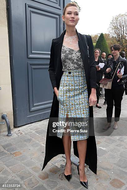 Karlie Kloss arrives at the Christian Dior show as part of the Paris Fashion Week Womenswear Spring/Summer 2017 on September 30, 2016 in Paris,...