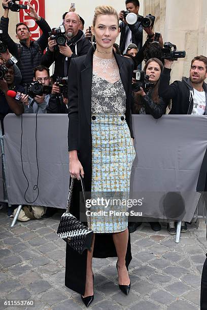 Karlie Kloss arrives at the Christian Dior show as part of the Paris Fashion Week Womenswear Spring/Summer 2017 on September 30, 2016 in Paris,...