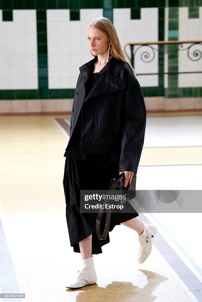 Lemaire : Runway - Paris Fashion Week Womenswear Spring/Summer 2017