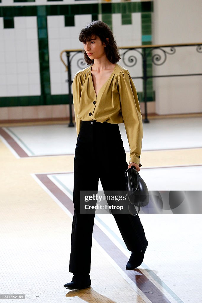 Lemaire : Runway - Paris Fashion Week Womenswear Spring/Summer 2017