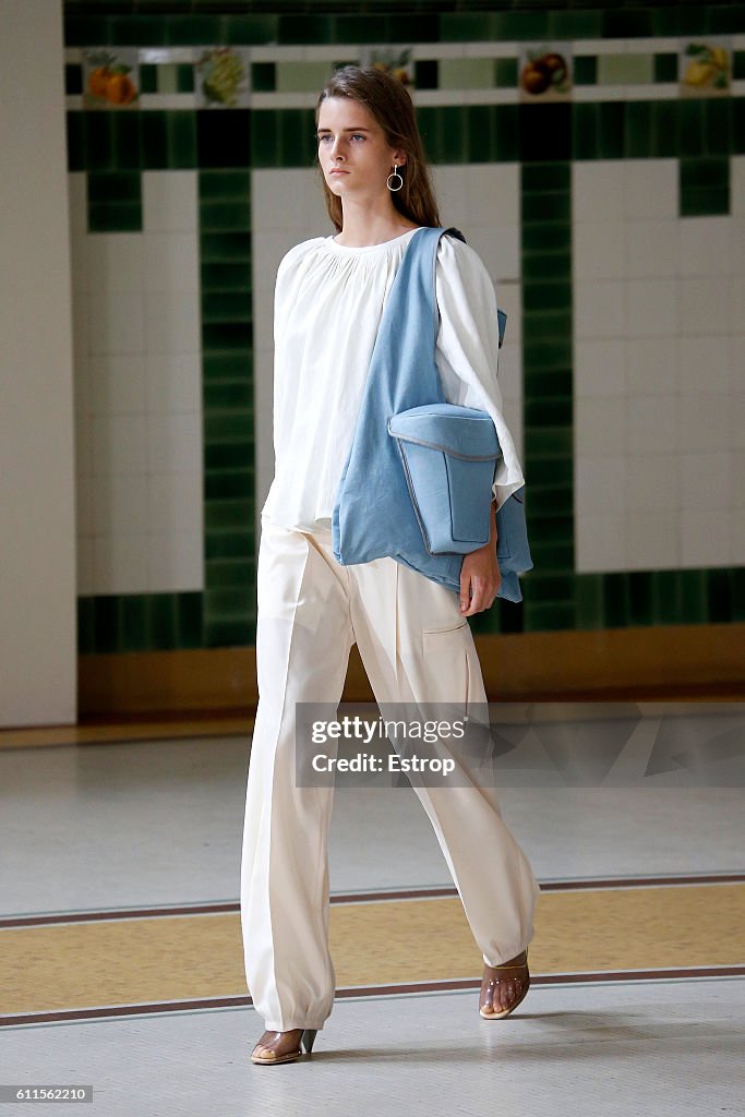 Lemaire : Runway - Paris Fashion Week Womenswear Spring/Summer 2017