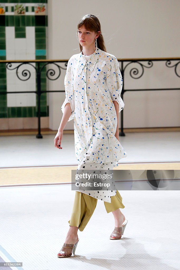 Lemaire : Runway - Paris Fashion Week Womenswear Spring/Summer 2017