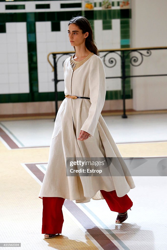 Lemaire : Runway - Paris Fashion Week Womenswear Spring/Summer 2017