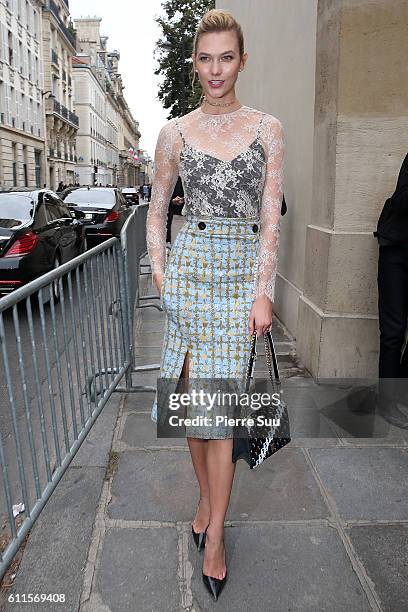 Karlie Kloss arrives at the Christian Dior show as part of the Paris Fashion Week Womenswear Spring/Summer 2017 on September 30, 2016 in Paris,...