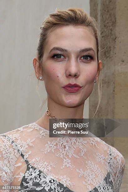 Karlie Kloss arrives at the Christian Dior show as part of the Paris Fashion Week Womenswear Spring/Summer 2017 on September 30, 2016 in Paris,...