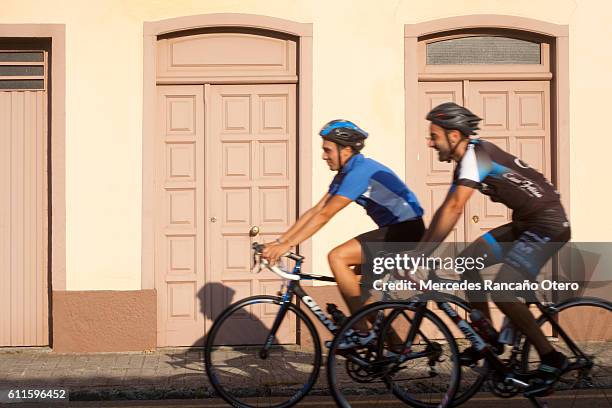 Man Rushing Out A Door Rushing Out Front Door Photos and Premium High Res Pictures - Getty Images