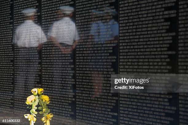 visitors at the vietnam veterans memorial - vietnam veterans memorial washington stock pictures, royalty-free photos & images