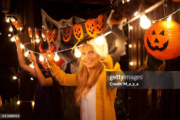 mama und tochter dekorieren für halloween - halloween deko stock-fotos und bilder