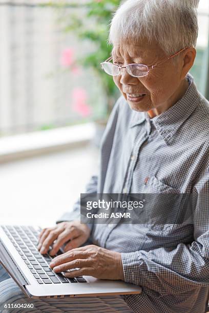 senior woman using a laptop - retiremen stock pictures, royalty-free photos & images