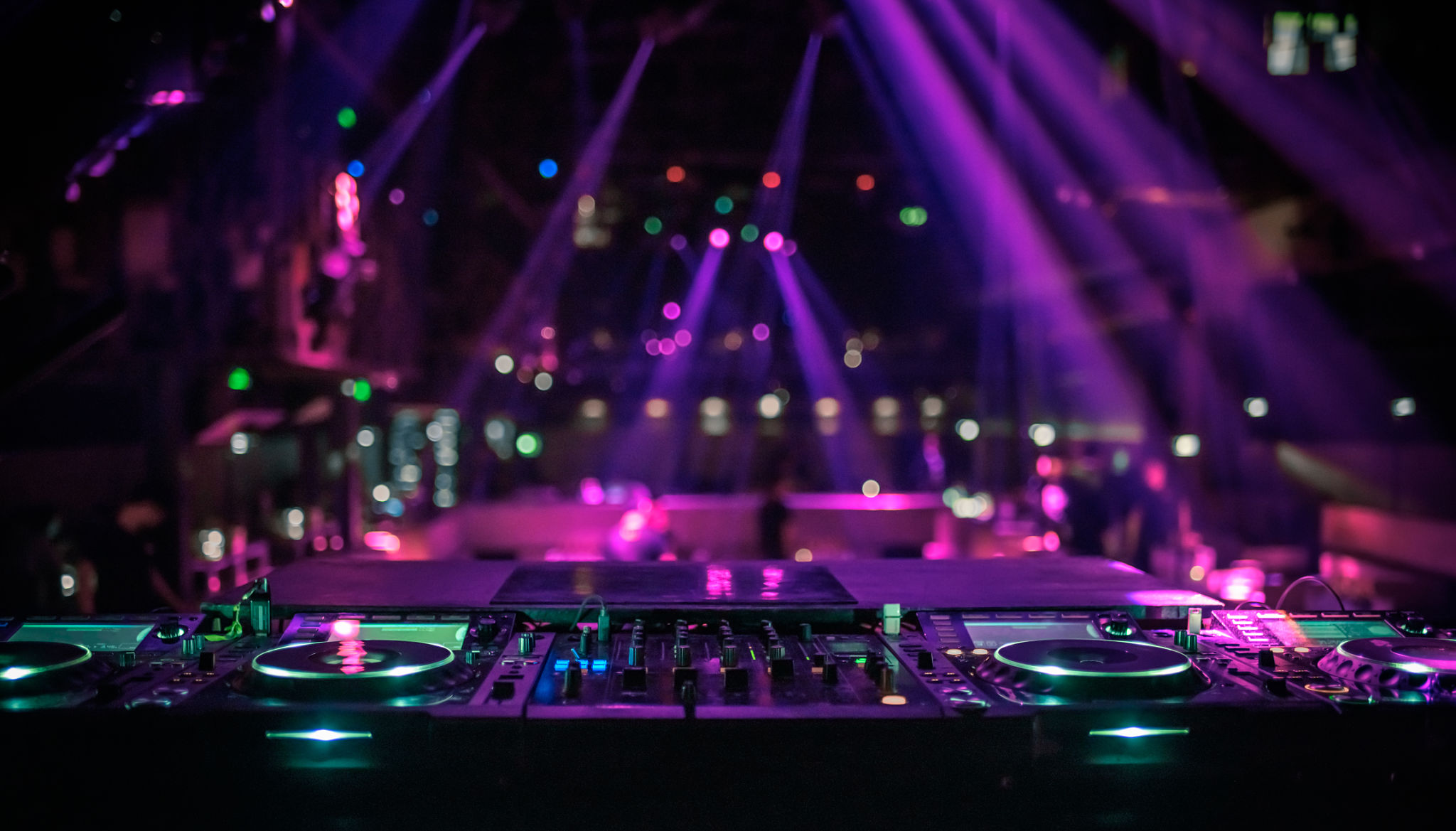 dj at night club