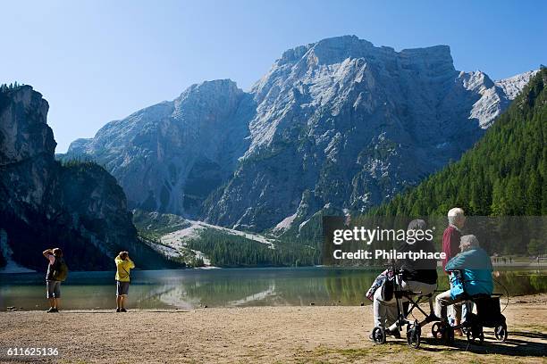 femmes âgées dans le paysage montagneux pittoresque des alpes dolomites - déambulateur rollator photos et images de collection