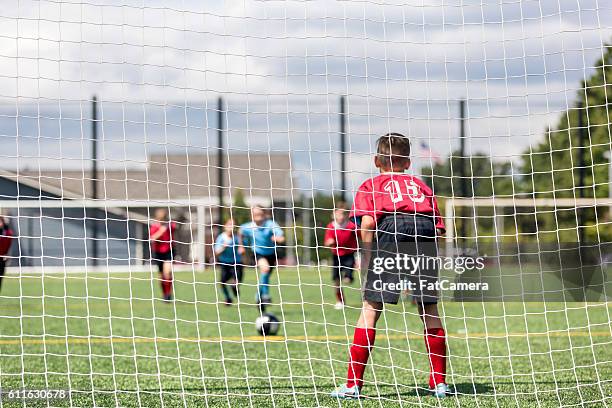 joven portero masculino a la espera de que un rival intente un gol - fat goalkeeper fotografías e imágenes de stock