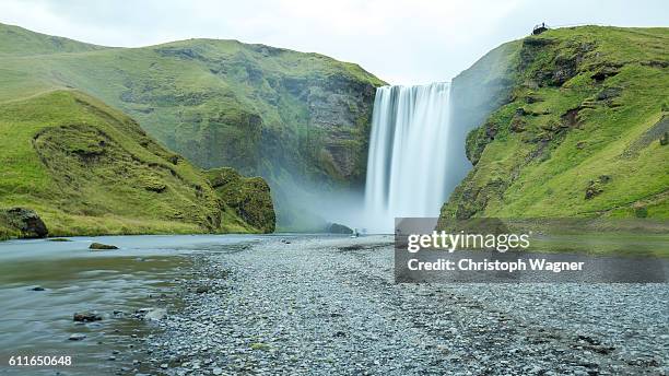 iceland - waterfall - camp site stock-fotos und bilder