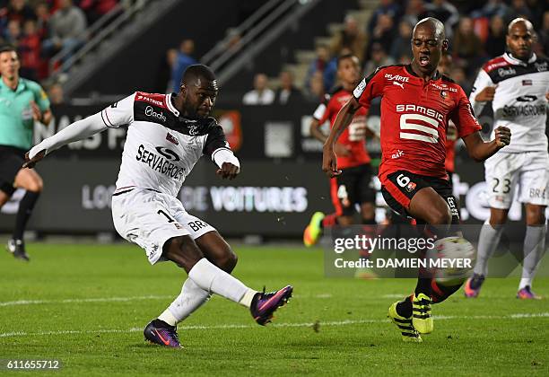 Guingamp's French midfielder Yannis Salibur vies with Rennes' Cape Verdean midfielder Gelson Fernandes during the French L1 football match Rennes...