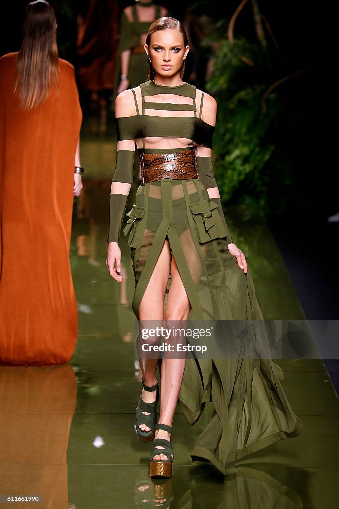 Balmain : Runway - Paris Fashion Week Womenswear Spring/Summer 2017
