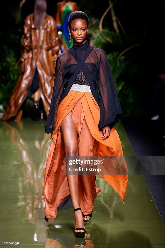 Balmain : Runway - Paris Fashion Week Womenswear Spring/Summer 2017